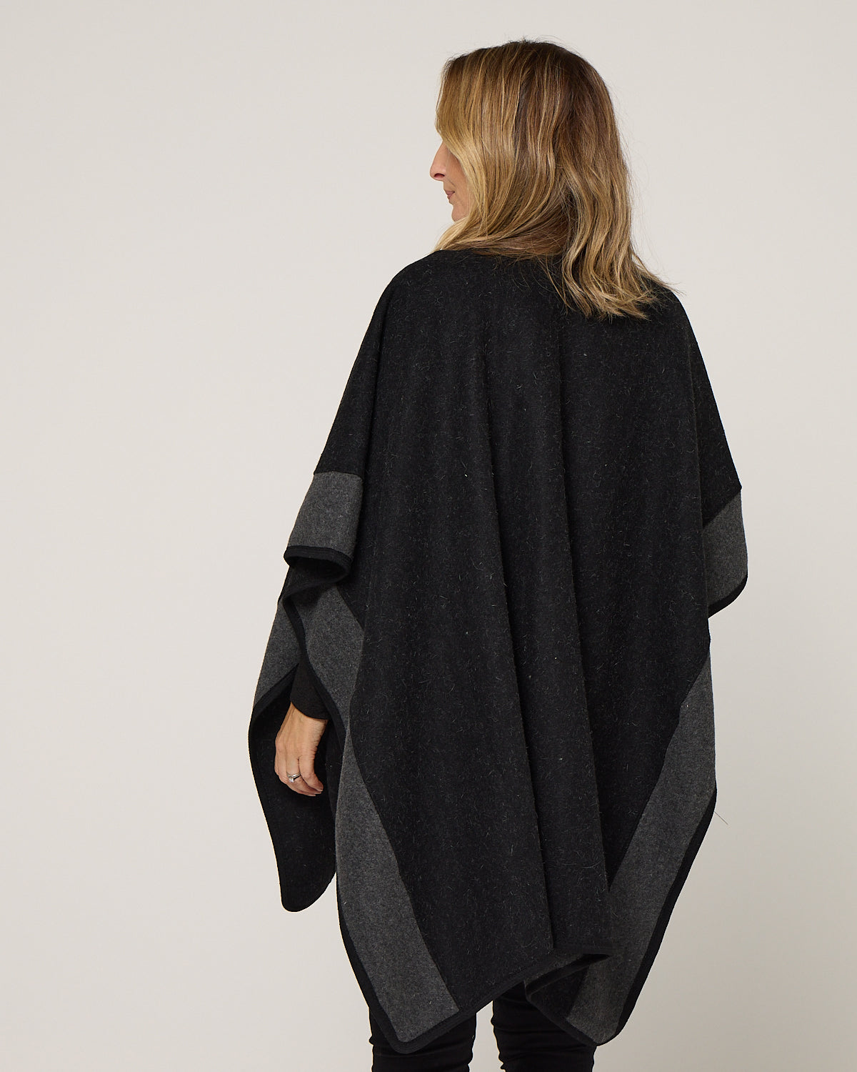 Ingliston Poncho - Black/Charcoal