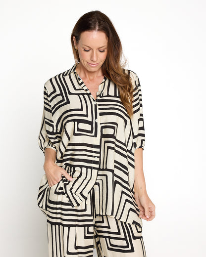 Kara Comfort Shirt - Ivory/Black Geo
