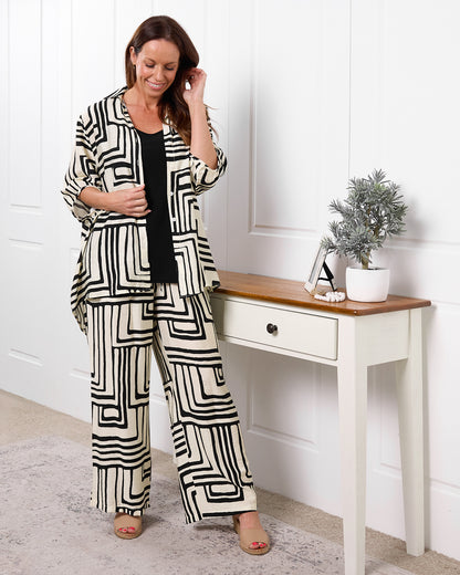 Kara Comfort Shirt - Ivory/Black Geo