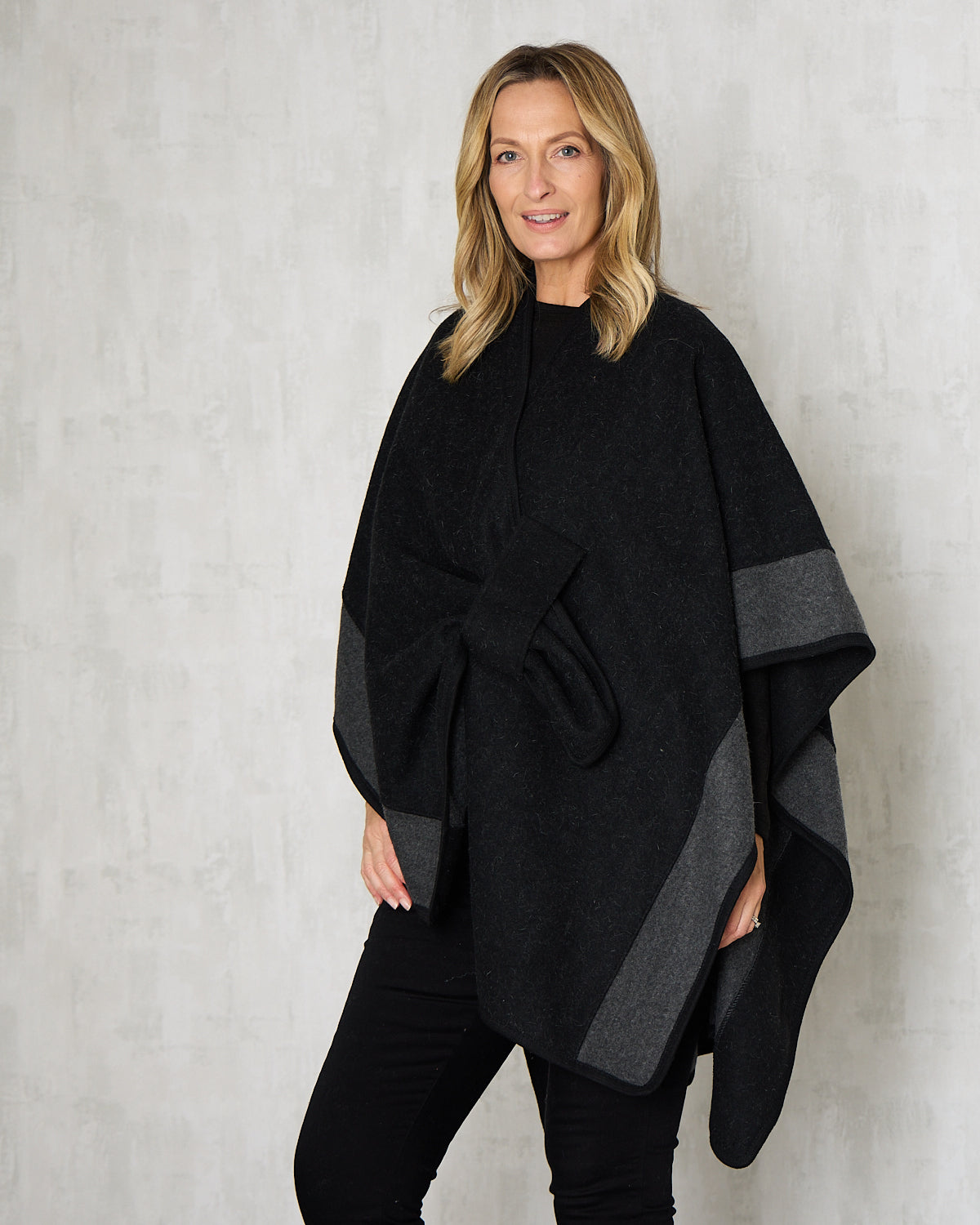 Ingliston Poncho - Black/Charcoal