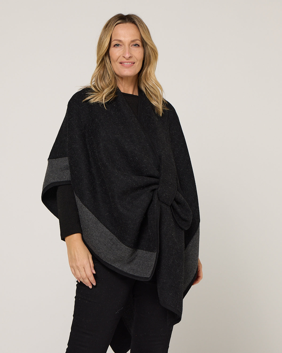Ingliston Poncho - Black/Charcoal