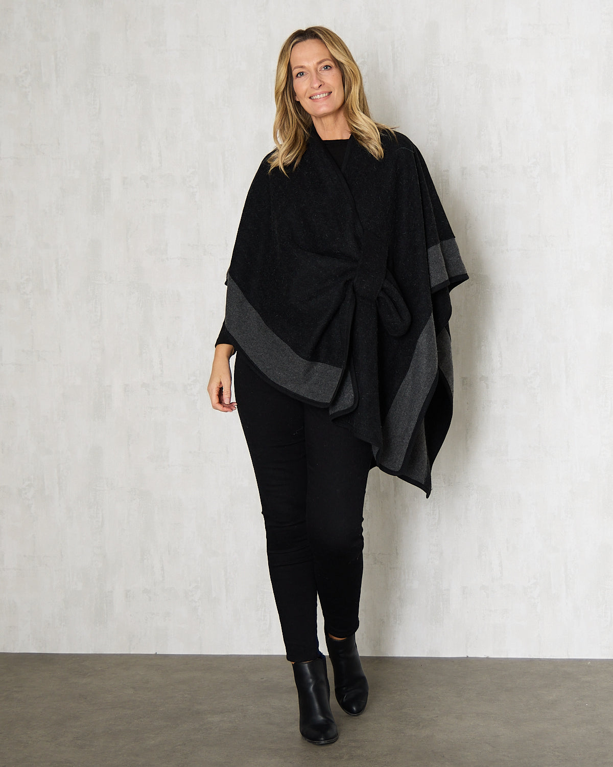 Ingliston Poncho - Black/Charcoal