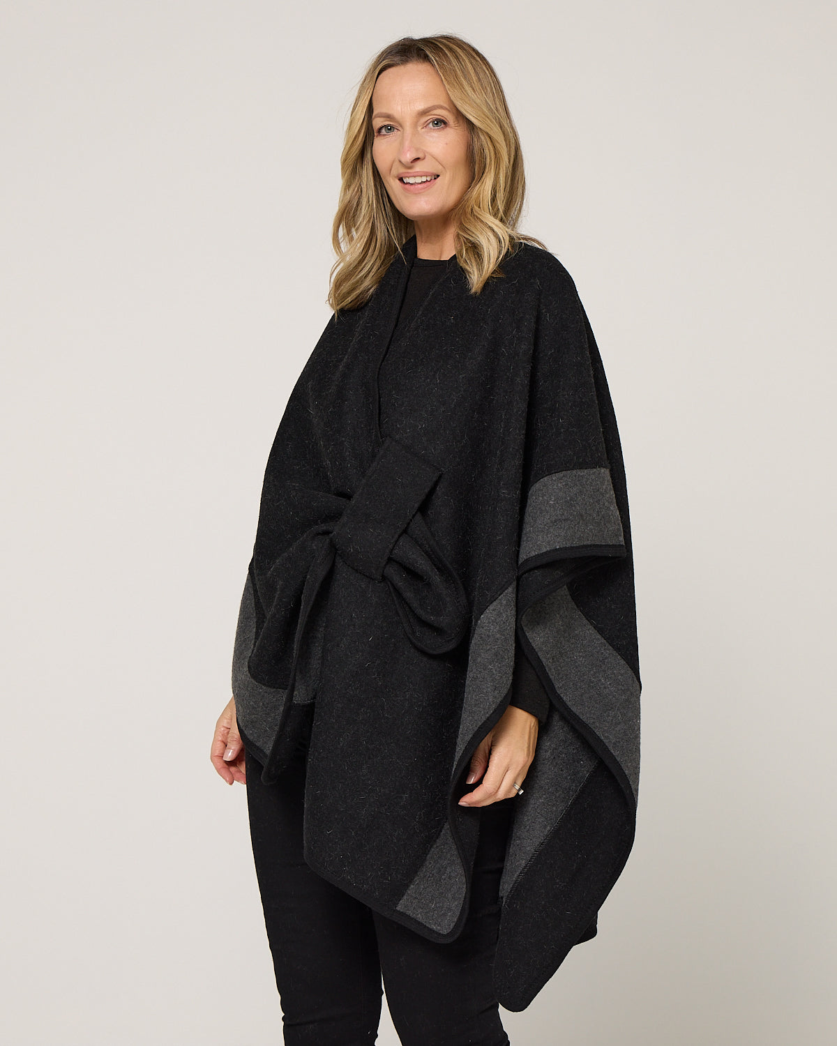 Ingliston Poncho - Black/Charcoal