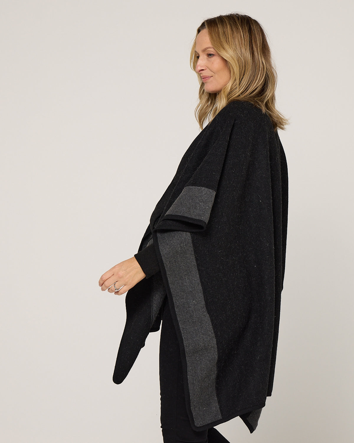 Ingliston Poncho - Black/Charcoal