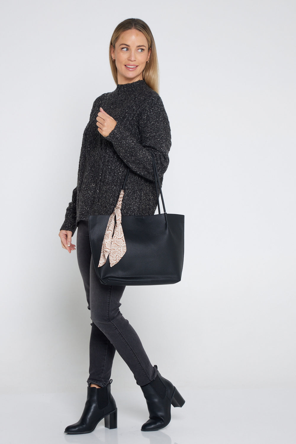 Faith black clutch bag 2025