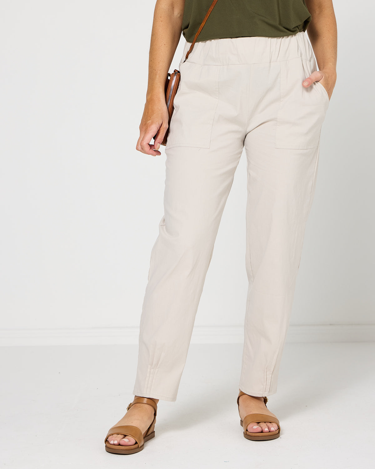 Breeze Lite Tuck Pants - Stone