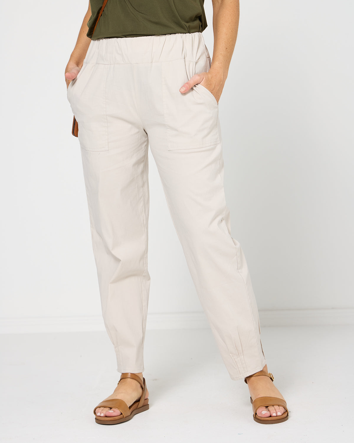 Breeze Lite Tuck Pants - Stone