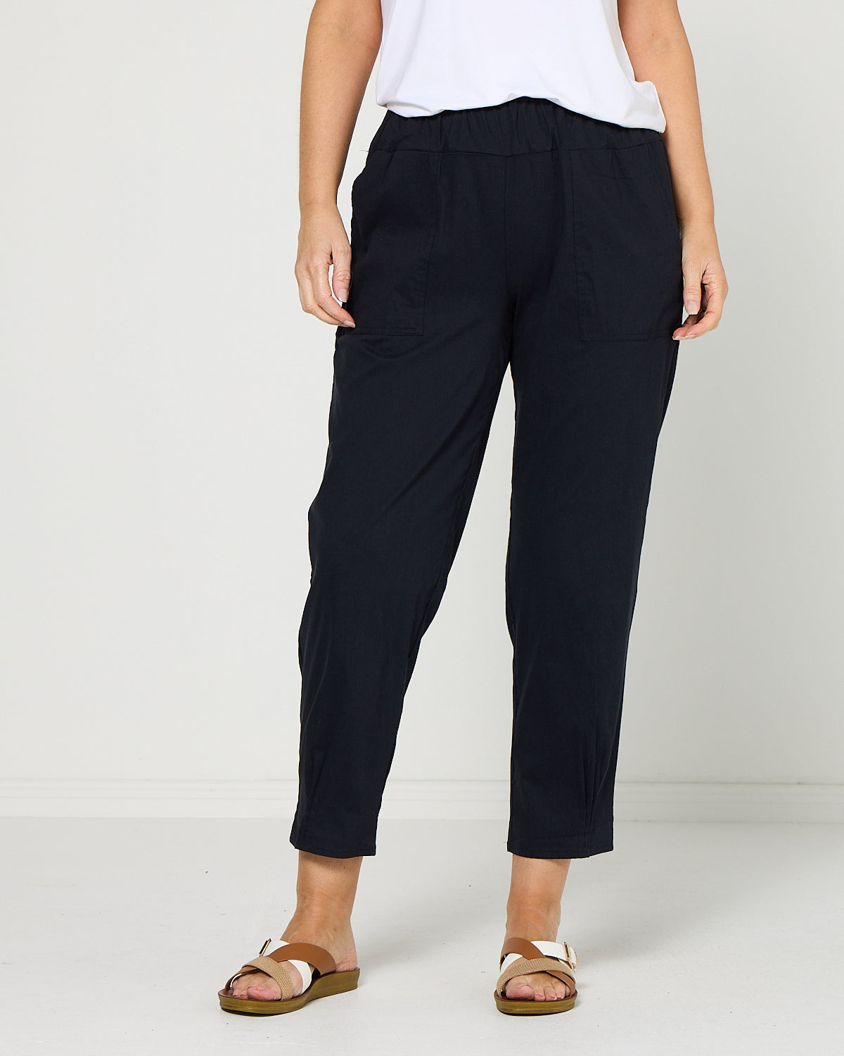 Breeze Lite Tuck Pants - Navy